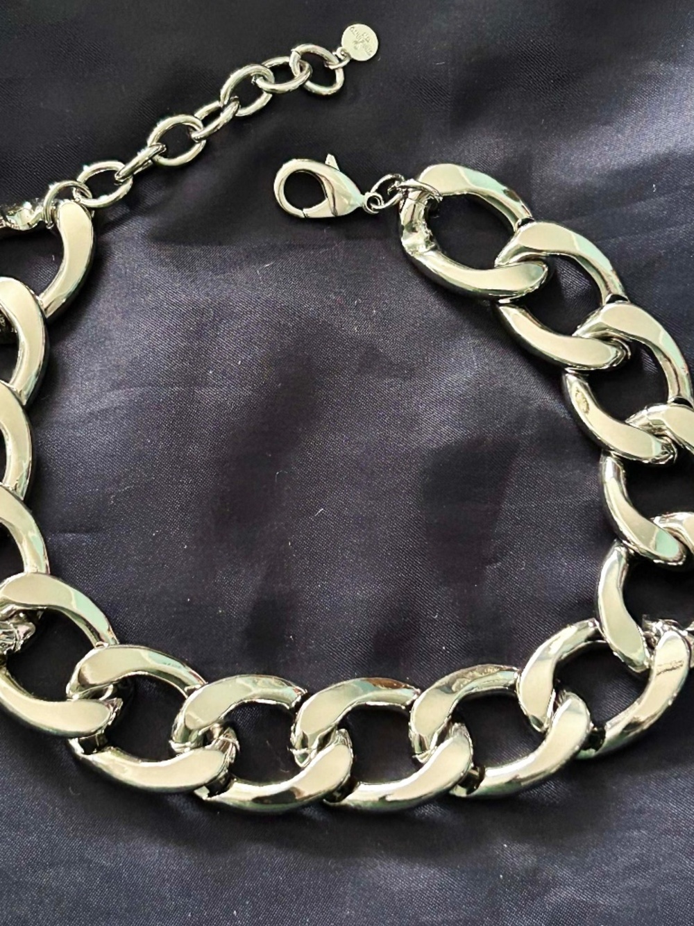 BOLD CURB NECKLACE, 21 INCHES LONG, THICK SILVER TONE, CLASSIC CHIC, LINKS ARE